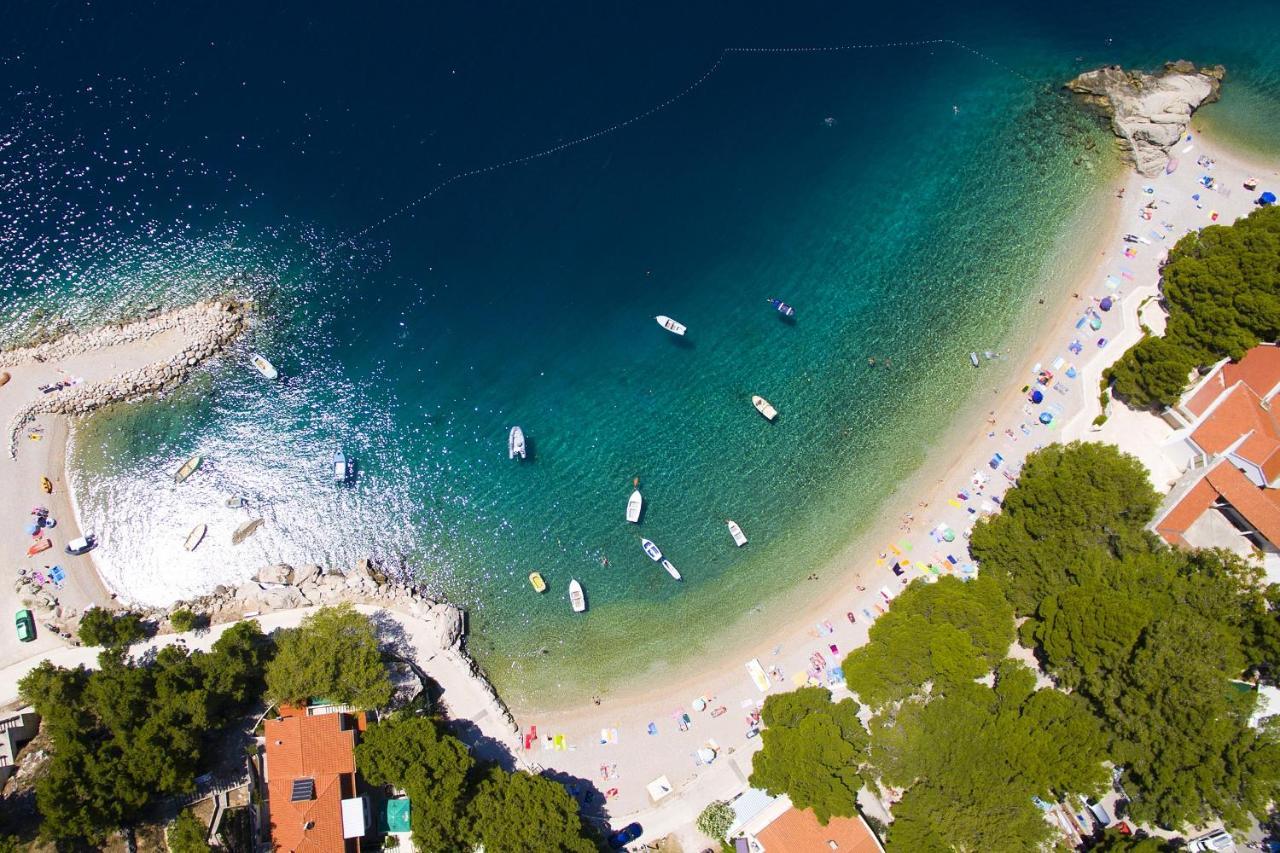 Apartments By The Sea Brela, Makarska - 11821 Exterior photo