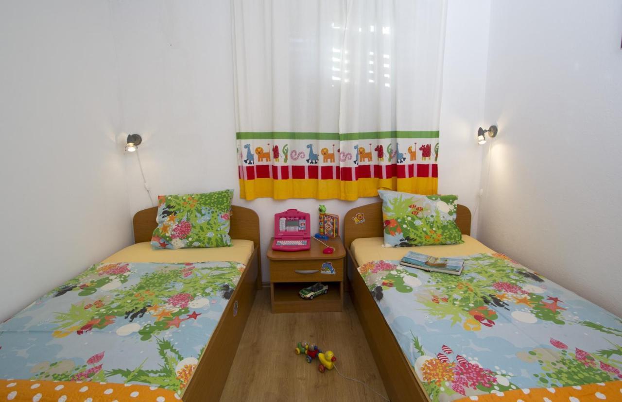 Apartments By The Sea Brela, Makarska - 11821 Exterior photo